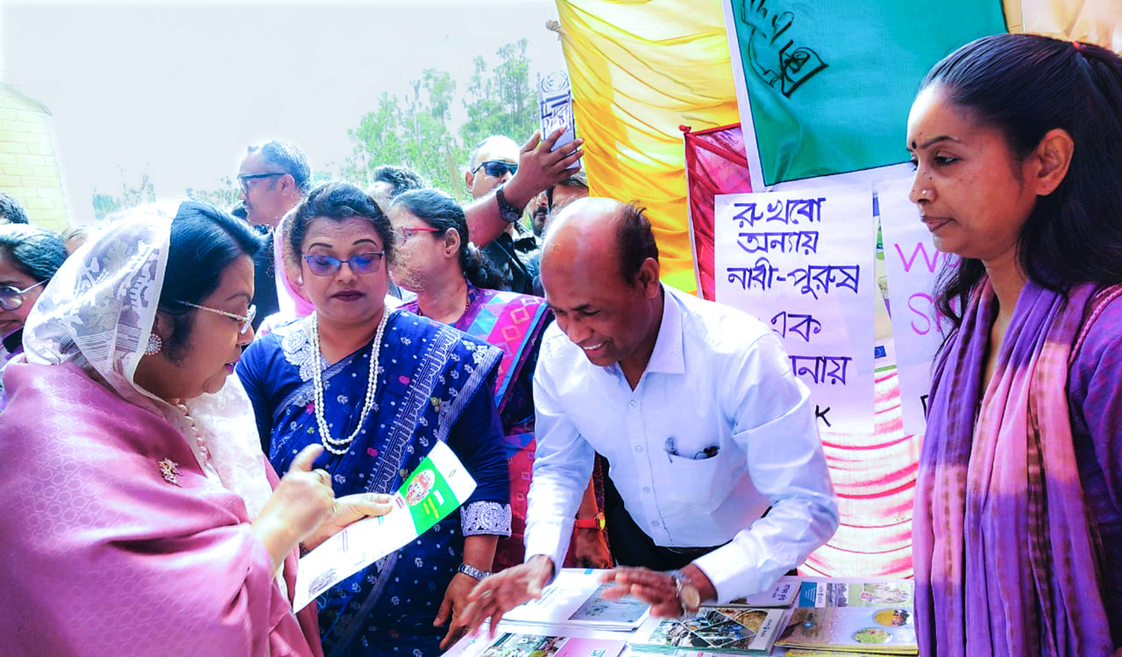 আন্তর্জাতিক নারী দিবস উপলক্ষে বেসামরিক বিমান পরিবহন ও পর্যটন মন্ত্রী আফরোজা খানম রিতার গ্রাম আদালতের স্টল পরিদর্শন - highlight_image
